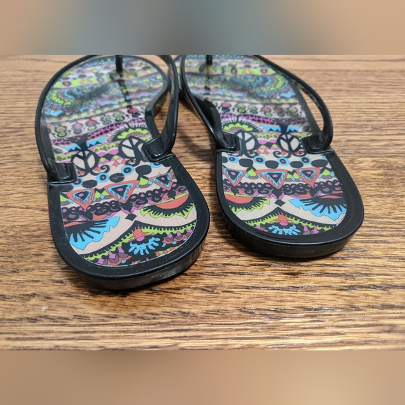 Like New Flip Flops, Size 7 - Picture 4 of 9